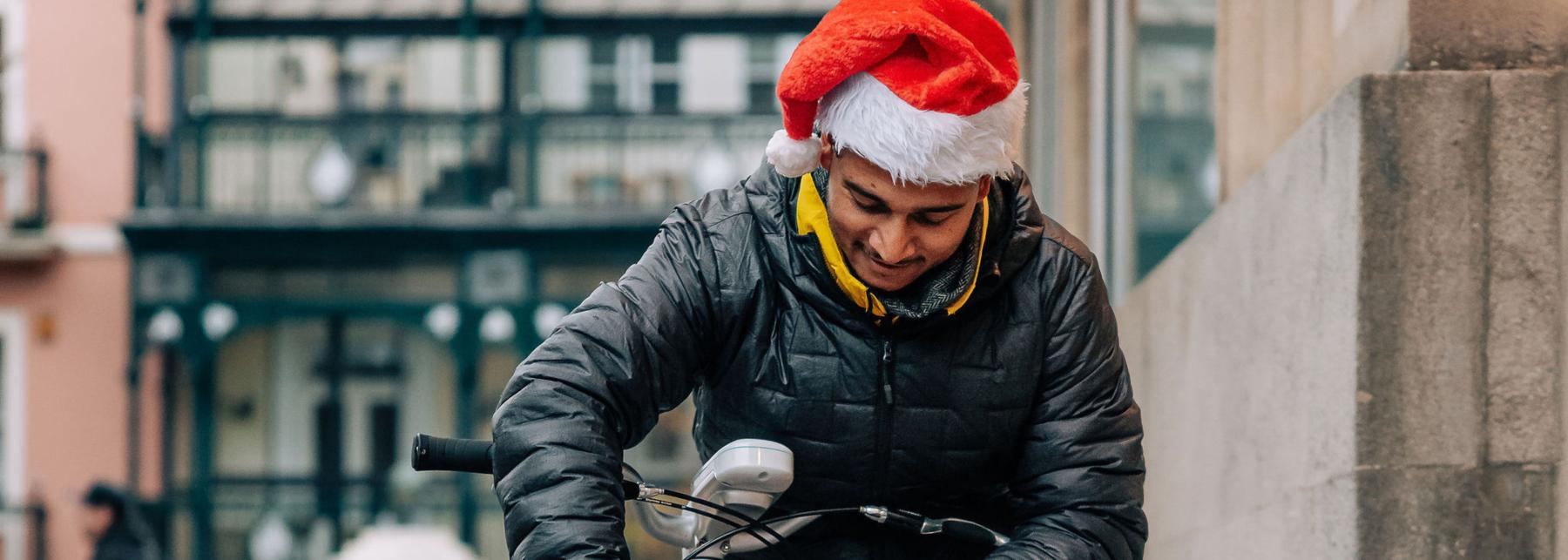 Festive shopper with beryl e-bike